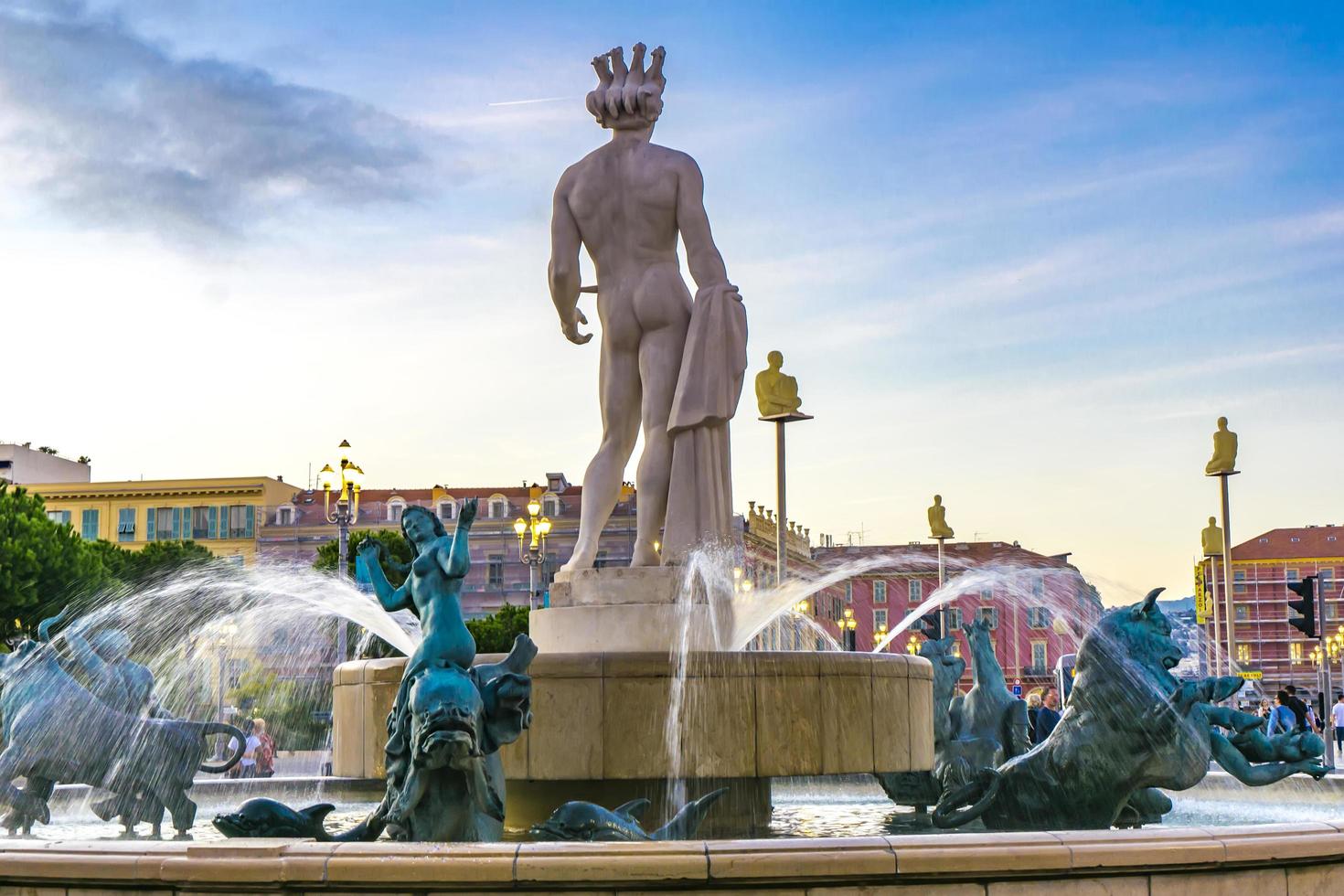 nice, frankrijk, 6 oktober 2019 - detail van apollo standbeeld bij de fontein van de zon op de place massena in nice, frankrijk. standbeeld werd gemaakt door kunstenaar Alfred Auguste Janniot in 1956. foto