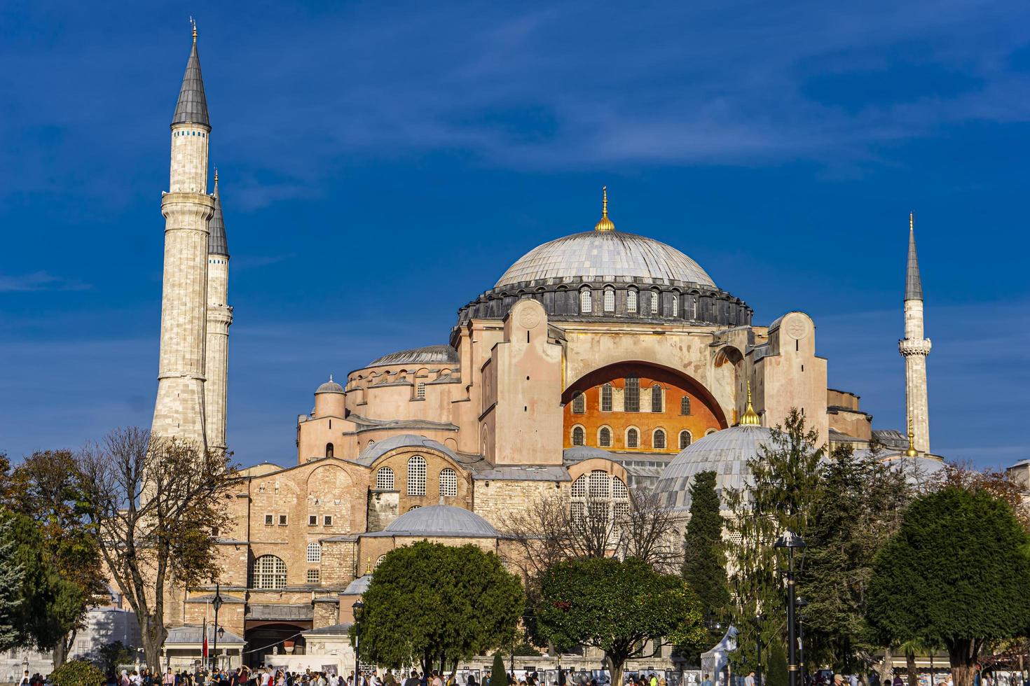 istanbul, turkije, 10 november 2019 - niet-geïdentificeerde mensen door hagia sophia in istanbul, turkije. het is de voormalige Grieks-orthodoxe christelijke patriarchale kathedraal en later de Ottomaanse keizerlijke moskee foto