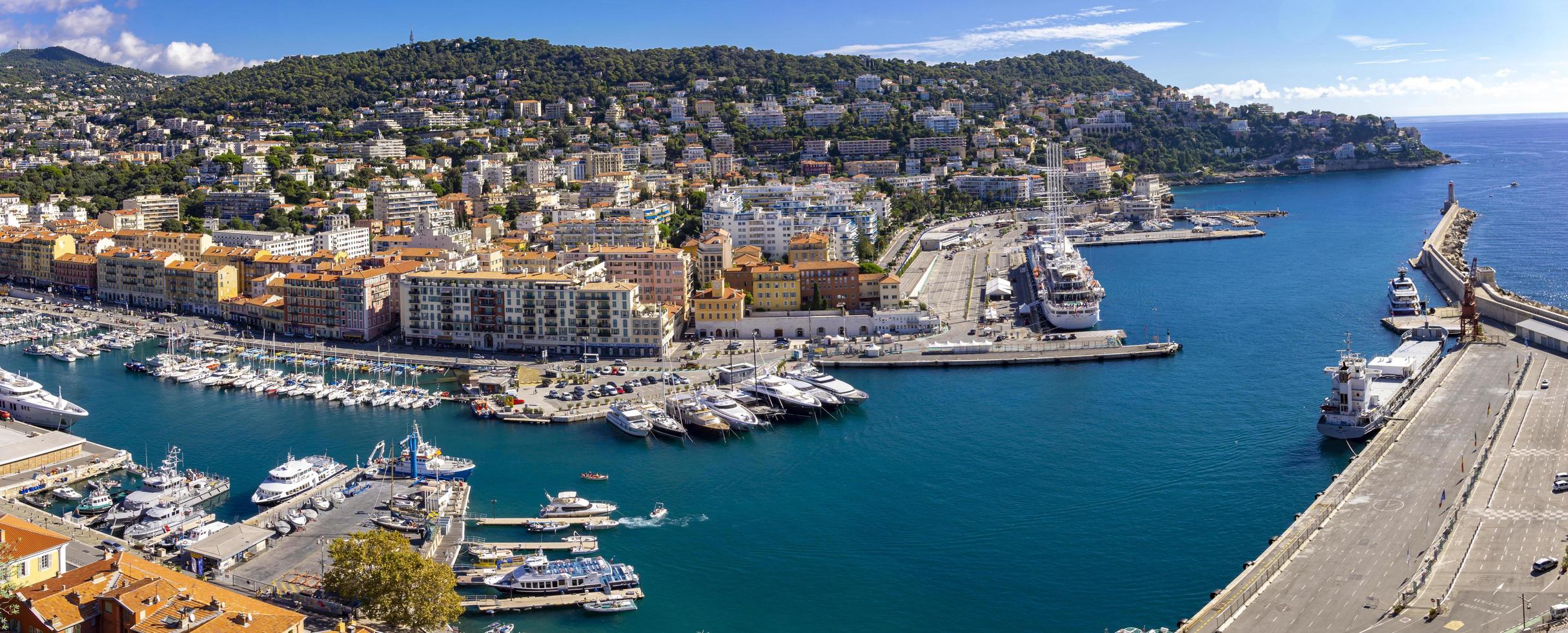 nice, frankrijk, 6 oktober 2019 - uitzicht op port lympia in nice, frankrijk. gebouwd in 1748, is het een van de oudste havenfaciliteiten aan de Franse Rivièra. foto