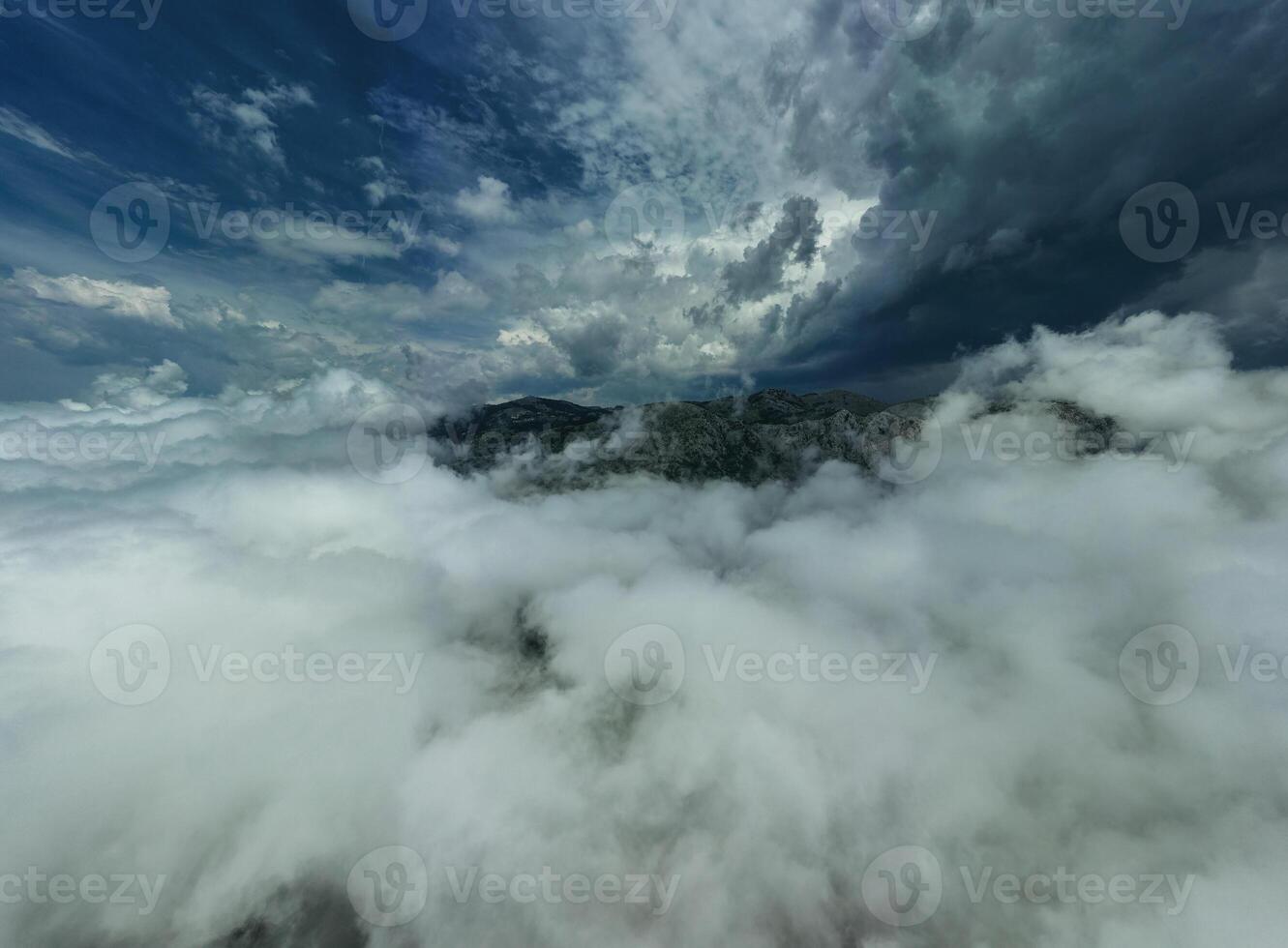 bergen in dramatisch storm wolken foto