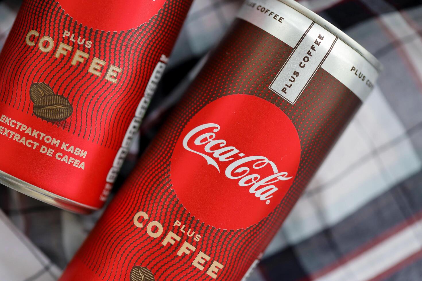 kiev, Oekraïne - oktober 31, 2023 kan van coca cola met koffie smaak. Gesloten blik kan van drinken met speciaal ontwerp foto