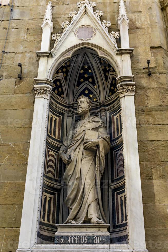 marmeren standbeeld van heilige peter door donello, bij de kerk van orsanmichele in florence, italië foto