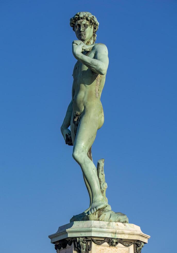 standbeeld van david door michelangelo op piazza michelangelo in florence, italië foto