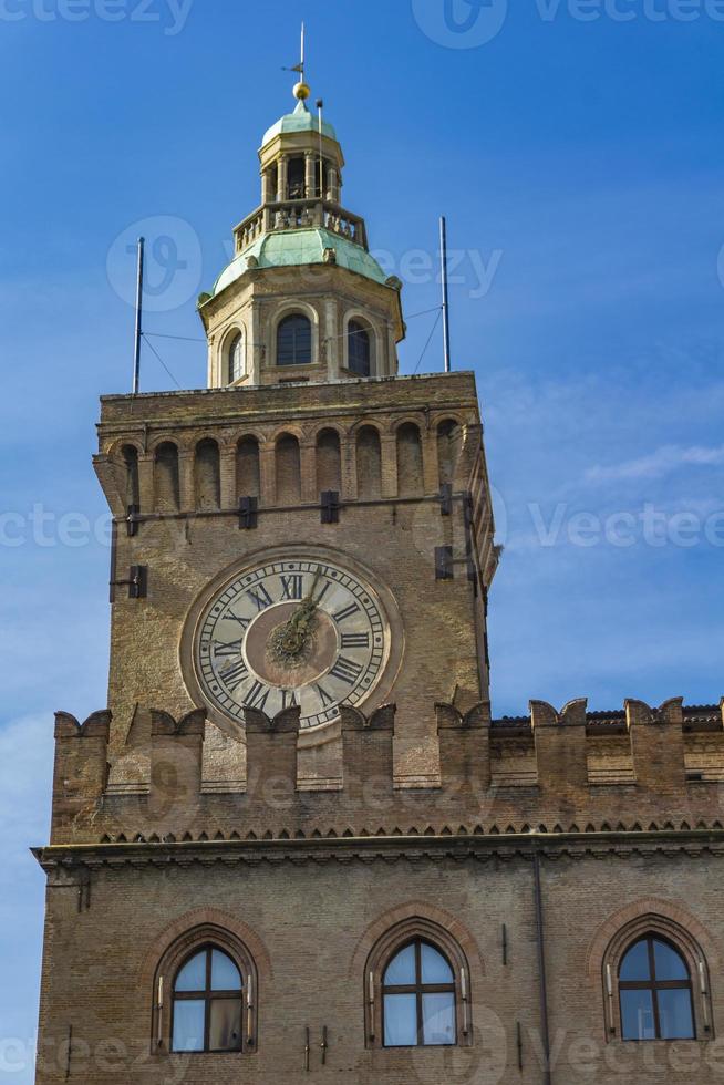 klokkentoren op palazzo comunale in bologna. Italië foto
