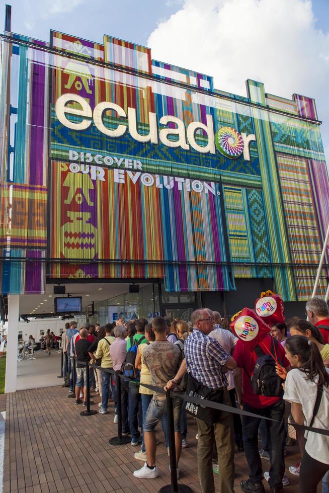 milaan, italië, 1 juni 2015 - niet-geïdentificeerde mensen door het ecuador-paviljoen op expo 2015 in milaan, italië. expo 2015 vond plaats van 1 mei tot 31 oktober 2015. foto