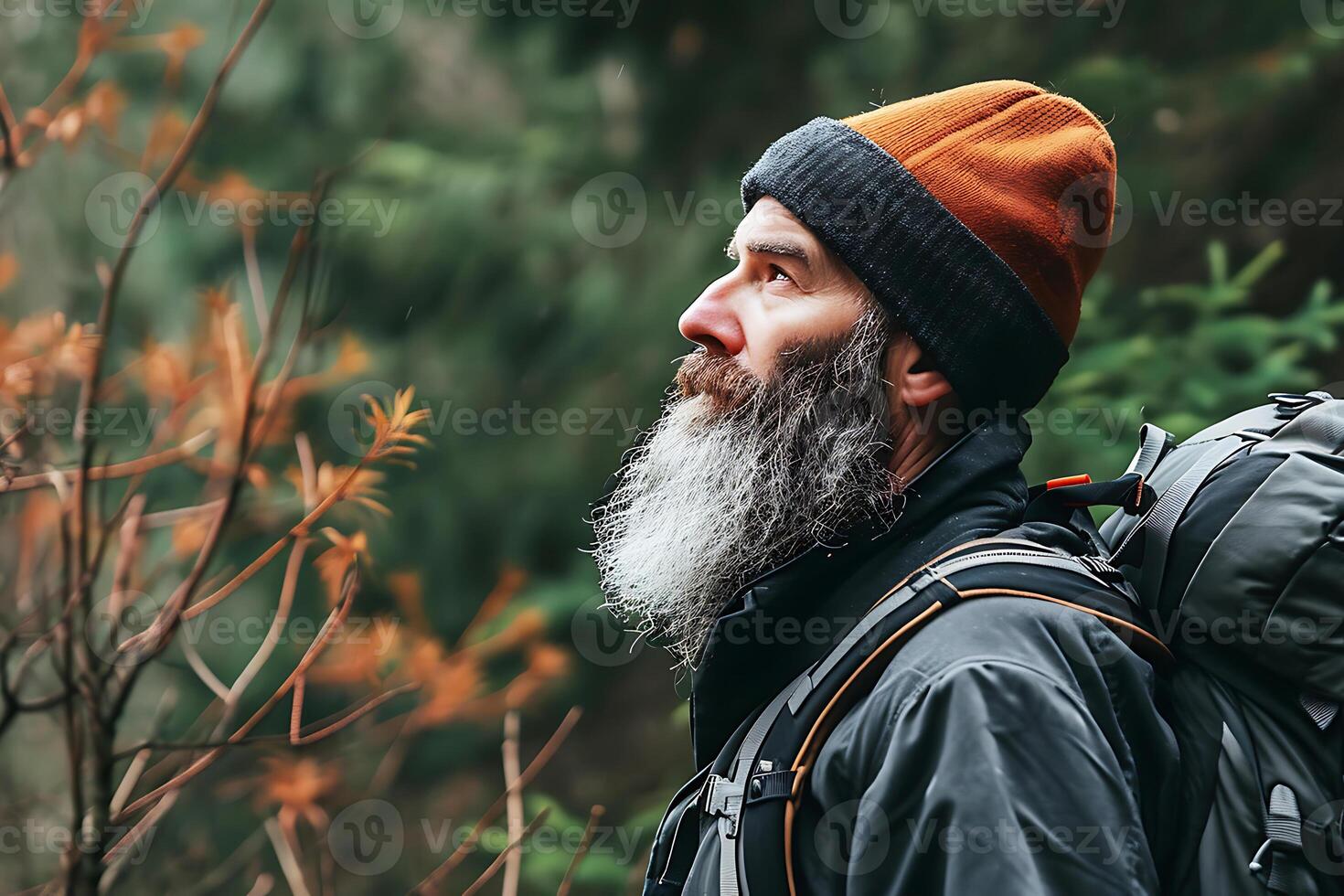 ai gegenereerd overpeinzing in de wild. een mannetje reiziger in een oranje hoed en met een dik baard looks Bij de pad verder foto
