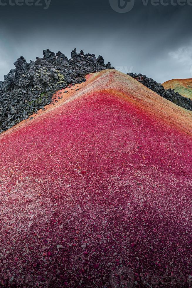 landschapsmening van kleurrijke regenboog vulkanische landmannalaugar-bergen en beroemde laugavegur-wandelroute, met dramatische lucht en sneeuw in ijsland, zomer foto