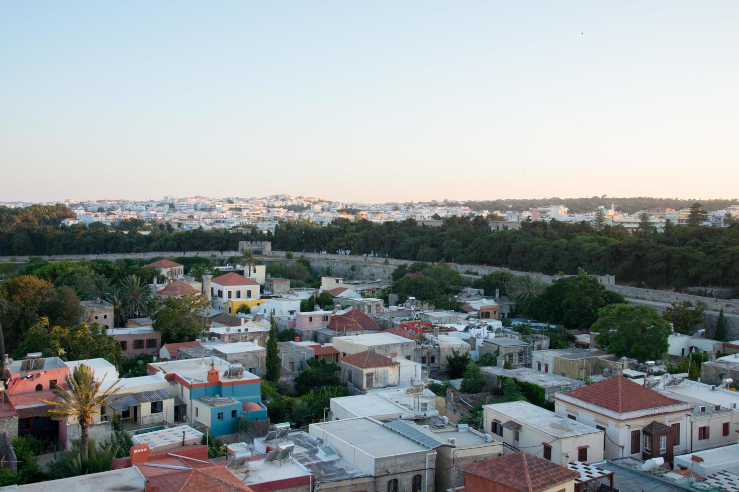 luchtpanorama van de oude stad en de nieuwe stad van rhodos voor zonsondergang. gebouwen, daken en oude muren. Griekenland foto