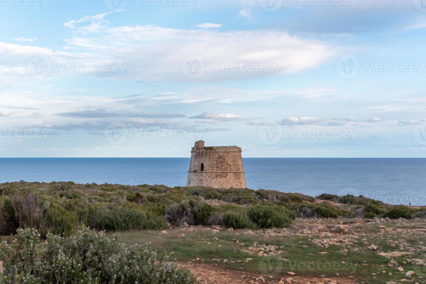 uitkijktoren van sa savina op het eiland formentera in de balearen in spanje foto