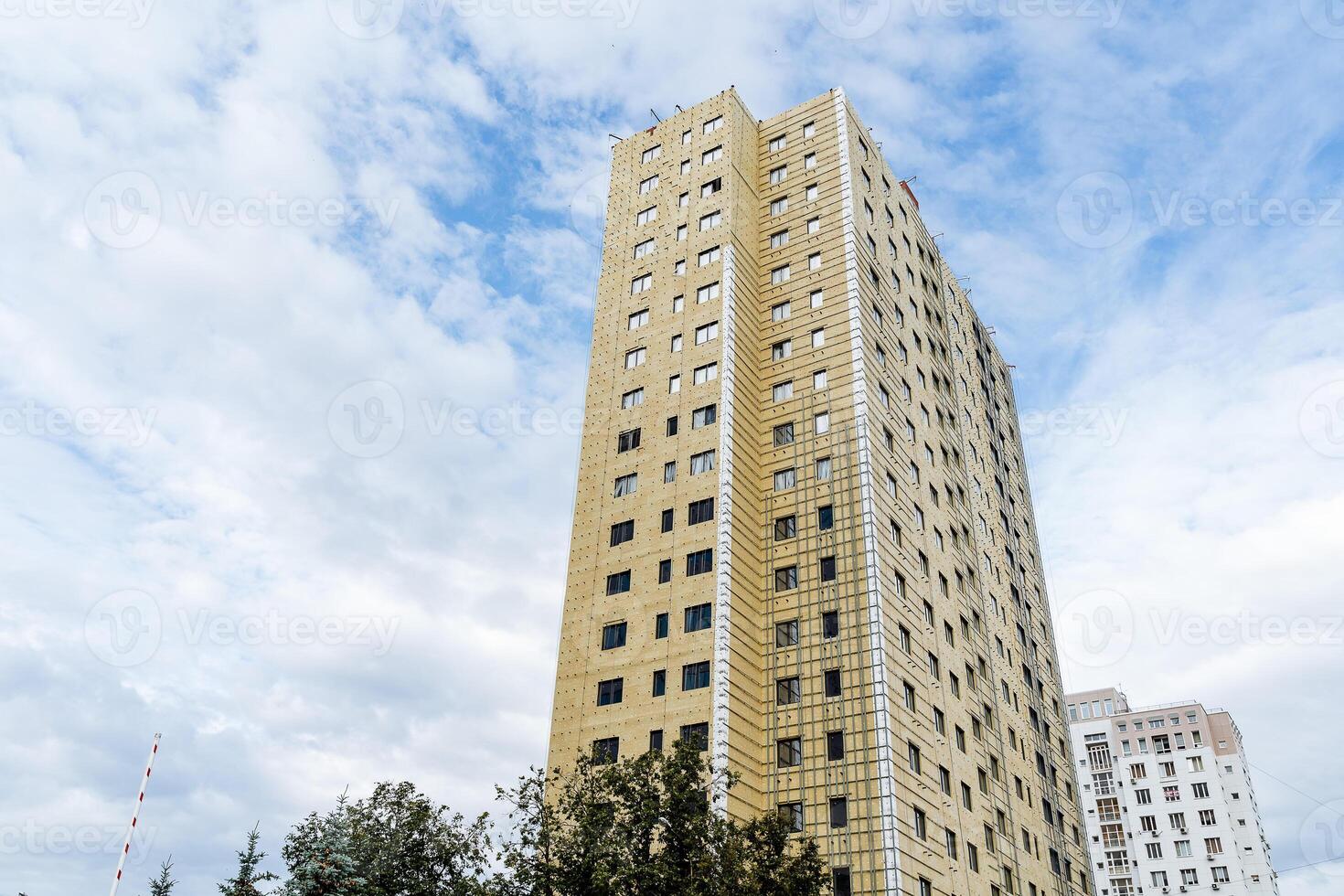 bekleding van een meerdere verdiepingen gebouw met isolatie, bouw van een huis, buitenkant decoratie van een gebouw, meerdere verdiepingen gebouw, glas wol foto