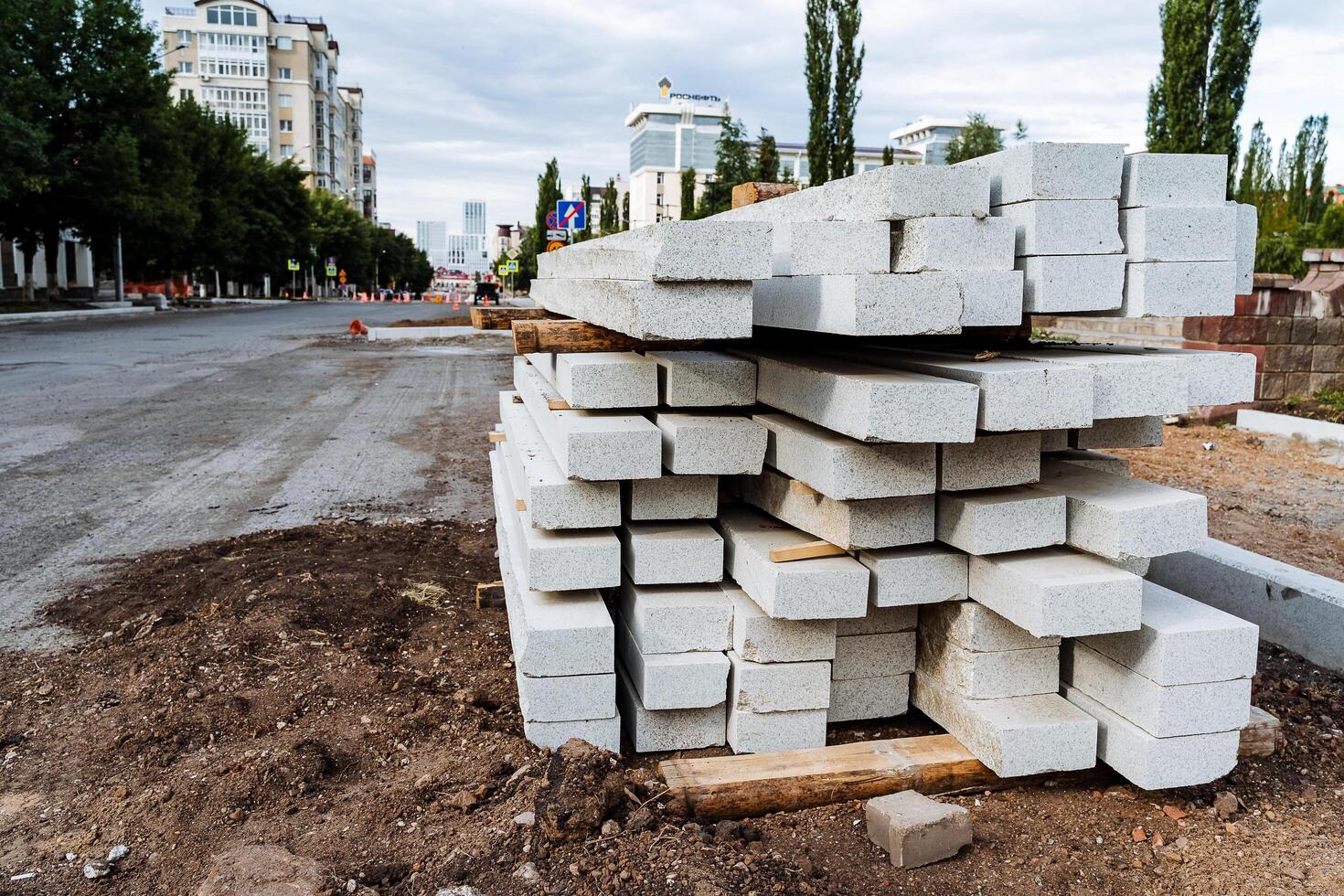 wit beton blokken voor bestrating platen zijn gestapeld Aan de straat, een stoeprand voor een voetganger pad foto