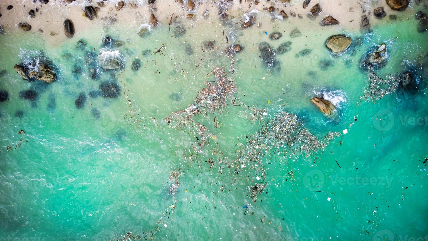 vervuild kustlijn, oceaan plastic crisis antenne foto