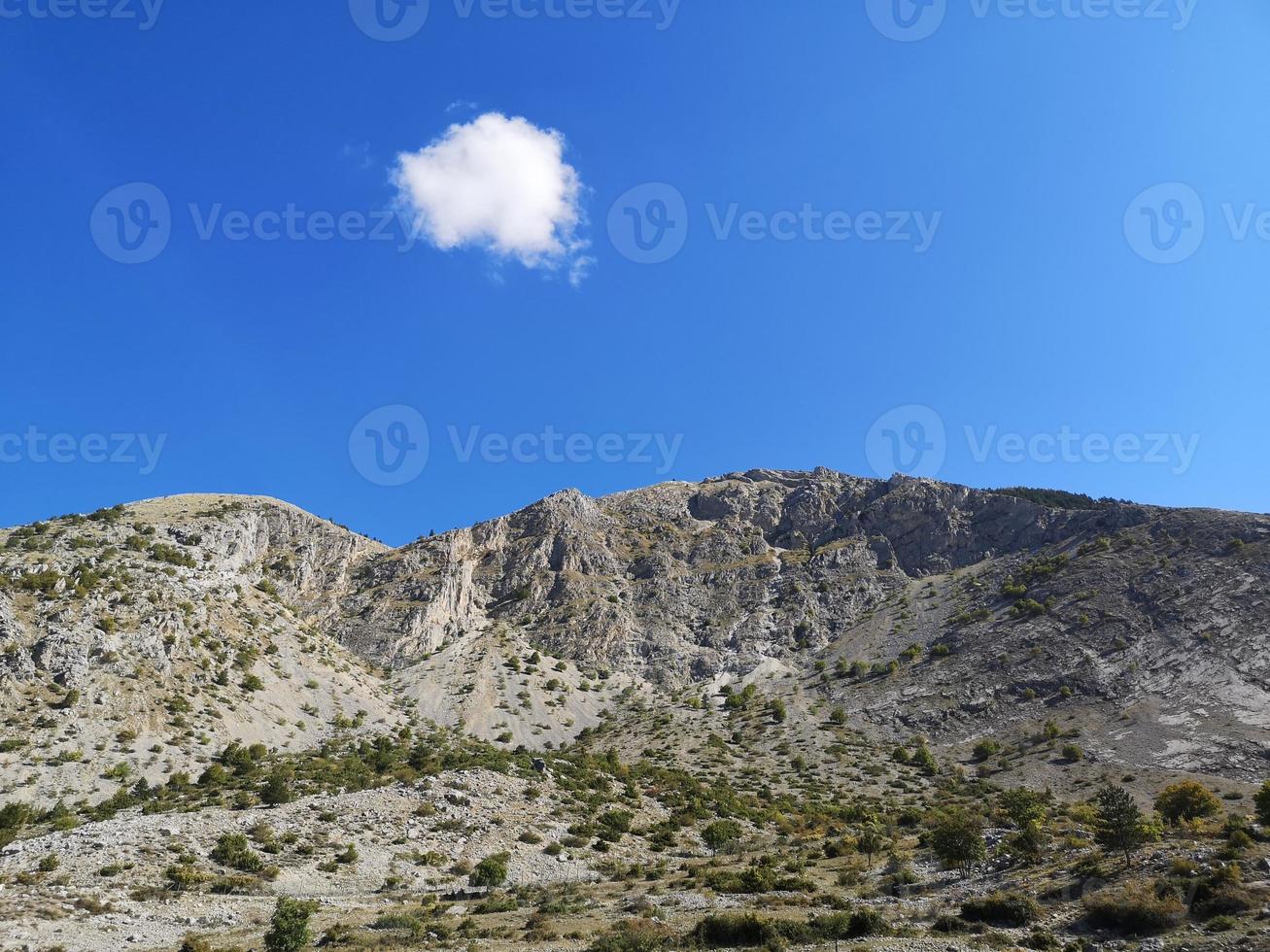 enkele wolk boven de berg foto