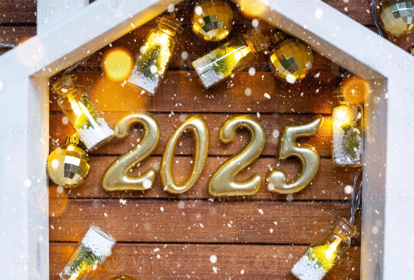 nieuw jaar 2025 gouden brieven onder dak huis. kalender, groet kaart. aankoop, bouw, verhuizing, hypotheek, verzekering foto