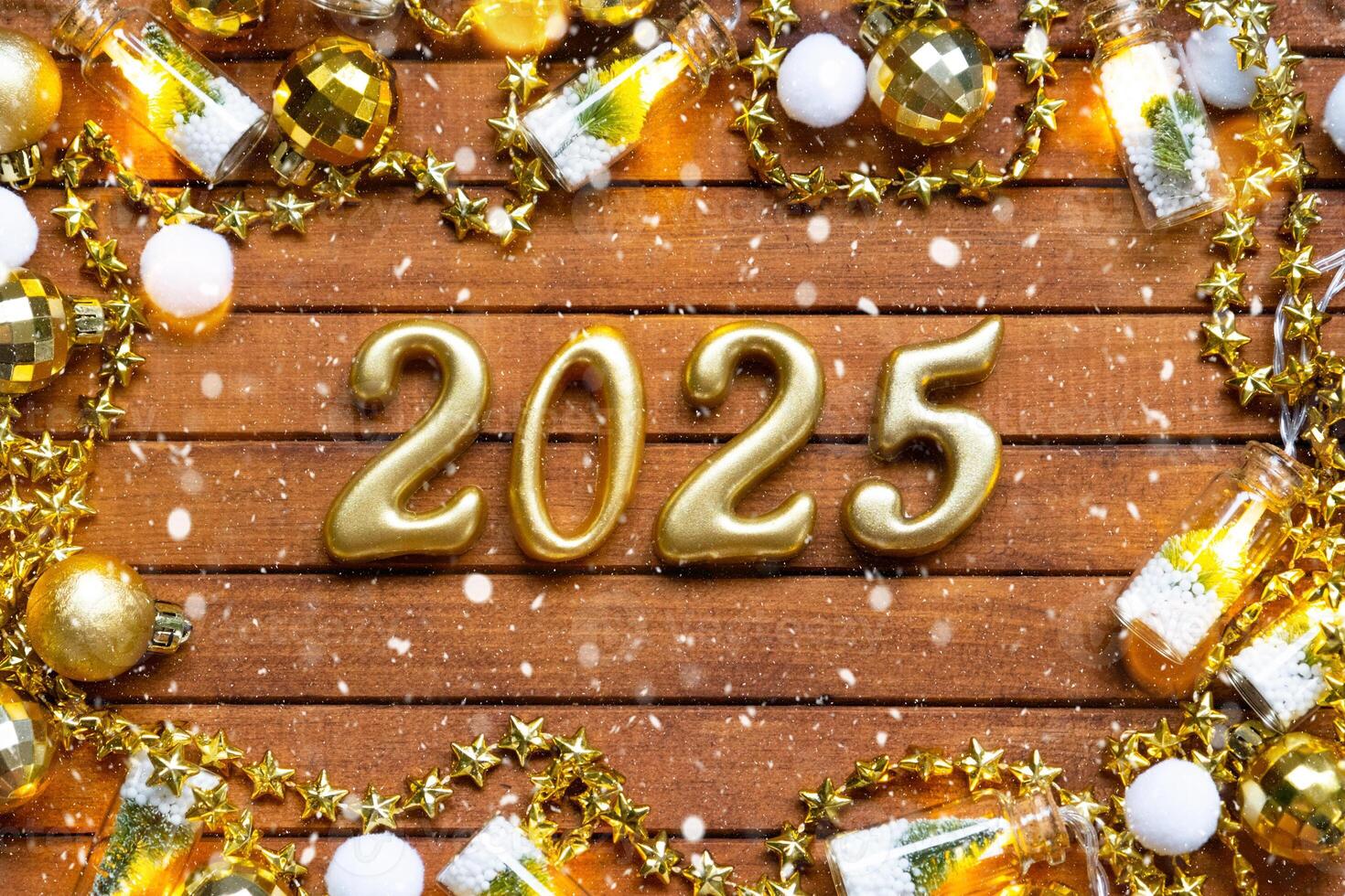 gelukkig nieuw jaar houten getallen 2025 Aan knus feestelijk bruin houten achtergrond met pailletten, sneeuw, lichten van slingers. hartelijk groeten, ansichtkaart. kalender, Hoes foto