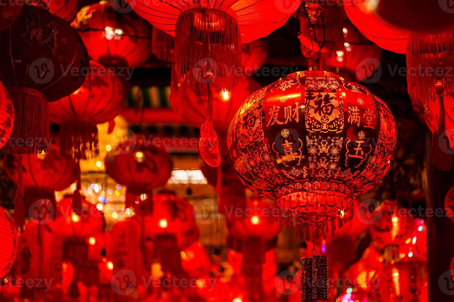 rood lantaarns woord gemeen zegening, mooi zo Gezondheid en rijkdom, krijgen rijk hangende Bij Chinese tempel dat decoreren voor Chinese nieuw jaar festival. foto