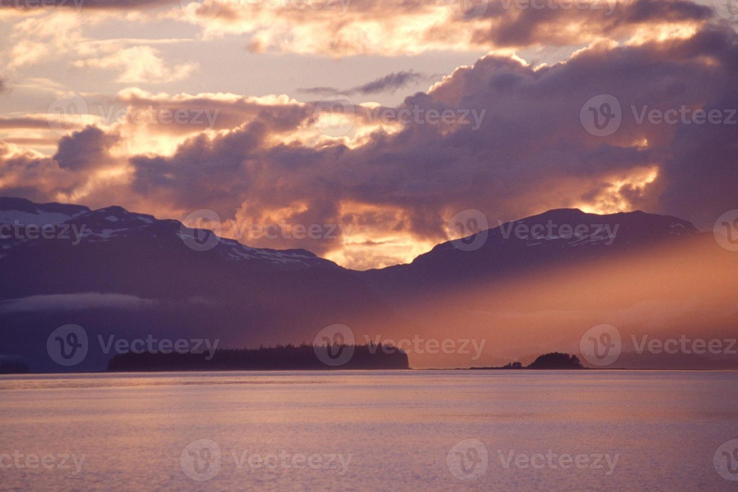 zonsondergang op frederick sound, alaska foto