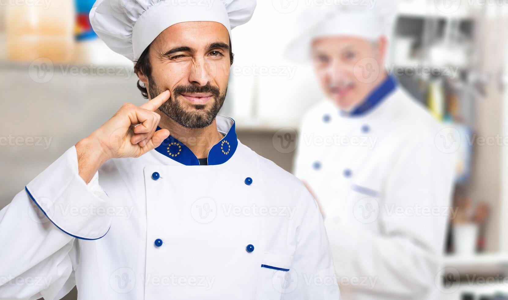 portret van een chef-kok in zijn keuken foto
