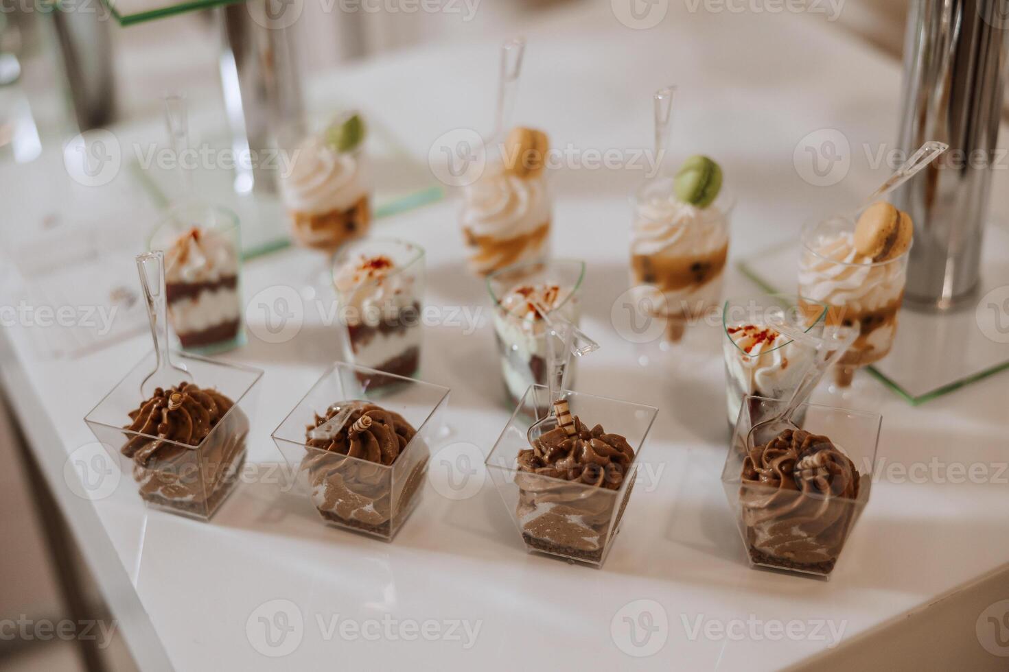 amandel koekjes en divers zoet cakes voor een bruiloft banket. een heerlijk ontvangst, een luxueus ceremonie. tafel met snoepgoed en desserts. heerlijk kleurrijk Frans desserts Aan een bord of tafel. foto