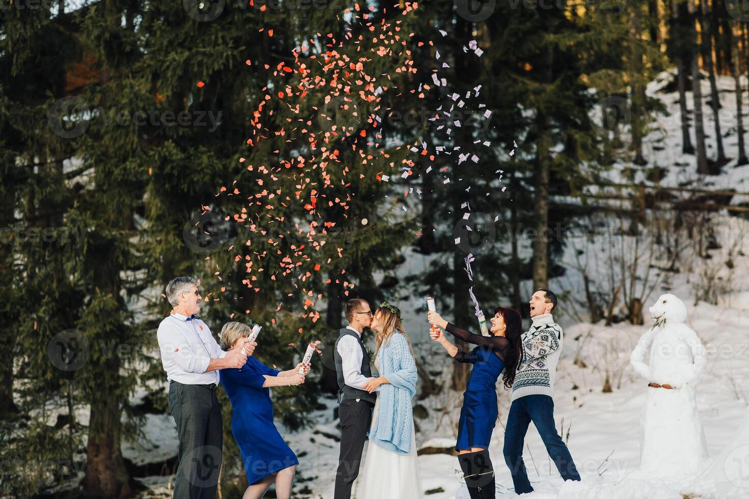 bruiloften, paren en familie vieren huwelijk voor inzet, vertrouwen of verhouding steun. portret van getrouwd bruid en bruidegom met gelukkig ouders. bruiloft in winter foto