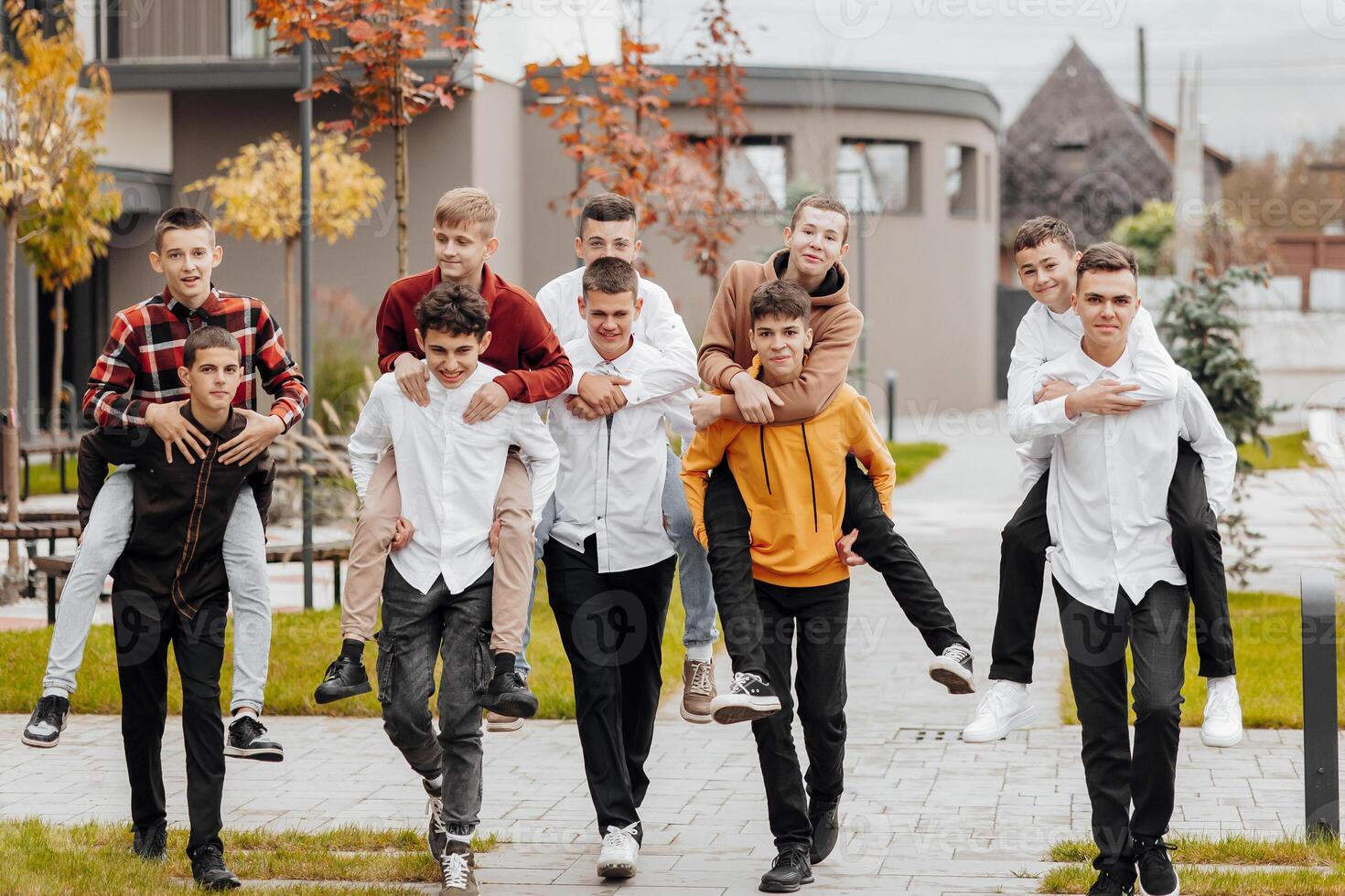 groep van veel gelukkig tieners gekleed in gewoontjes kleren hebben pret en hebben pret in de buurt middelbare school. concept van vriendschap, momenten van geluk. school- vriendschap foto