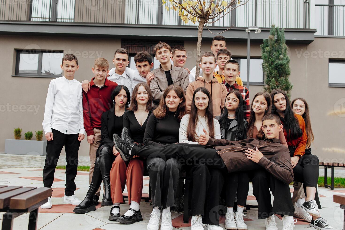 vriendschap, beweging, actie, vrijheid en mensen concept - groep van gelukkig tieners of school- vrienden poseren en hebben pret buitenshuis Aan achtergrond van mooi plaats of middelbare school. foto