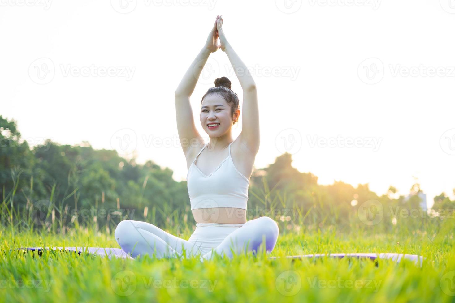 afbeelding van Aziatische vrouw die buiten yoga doet foto