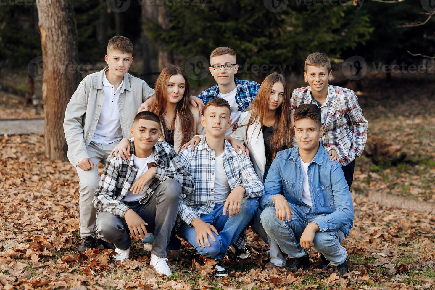 vriendschap, beweging, actie, vrijheid en mensen concept - groep van gelukkig tieners of school- vrienden poseren en hebben pret buitenshuis tegen natuur of Woud achtergrond. foto