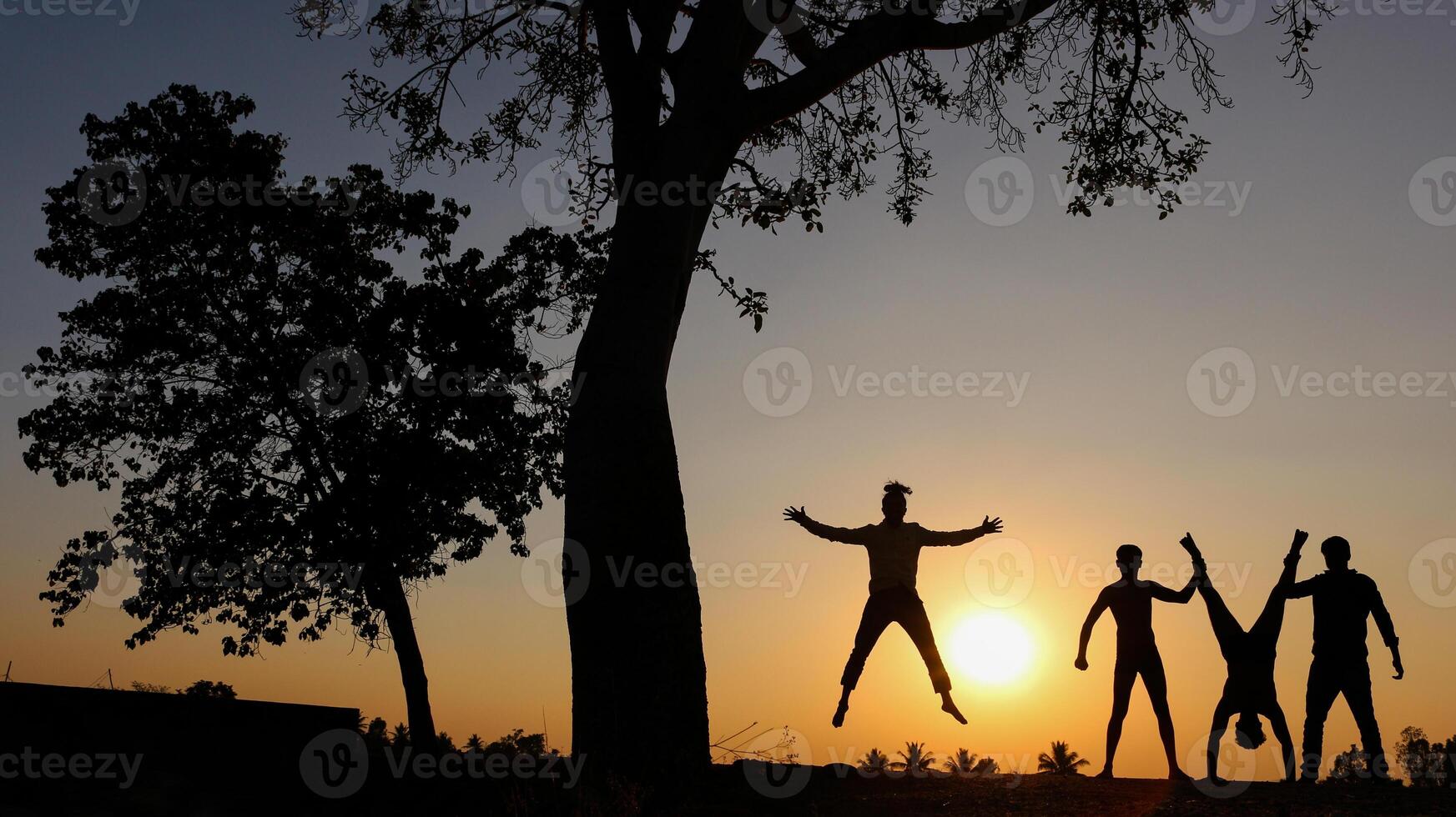 silhouet van vrienden poseren in de mooi avond foto