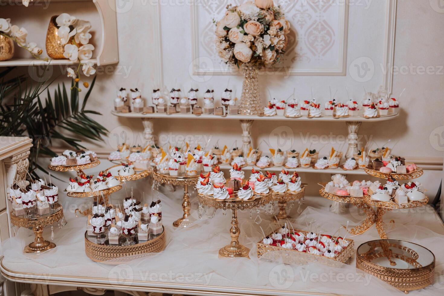 amandel koekjes en divers zoet cakes voor een bruiloft banket. een heerlijk ontvangst, een luxueus ceremonie. tafel met snoepgoed en desserts. heerlijk kleurrijk Frans desserts Aan een bord of tafel. foto