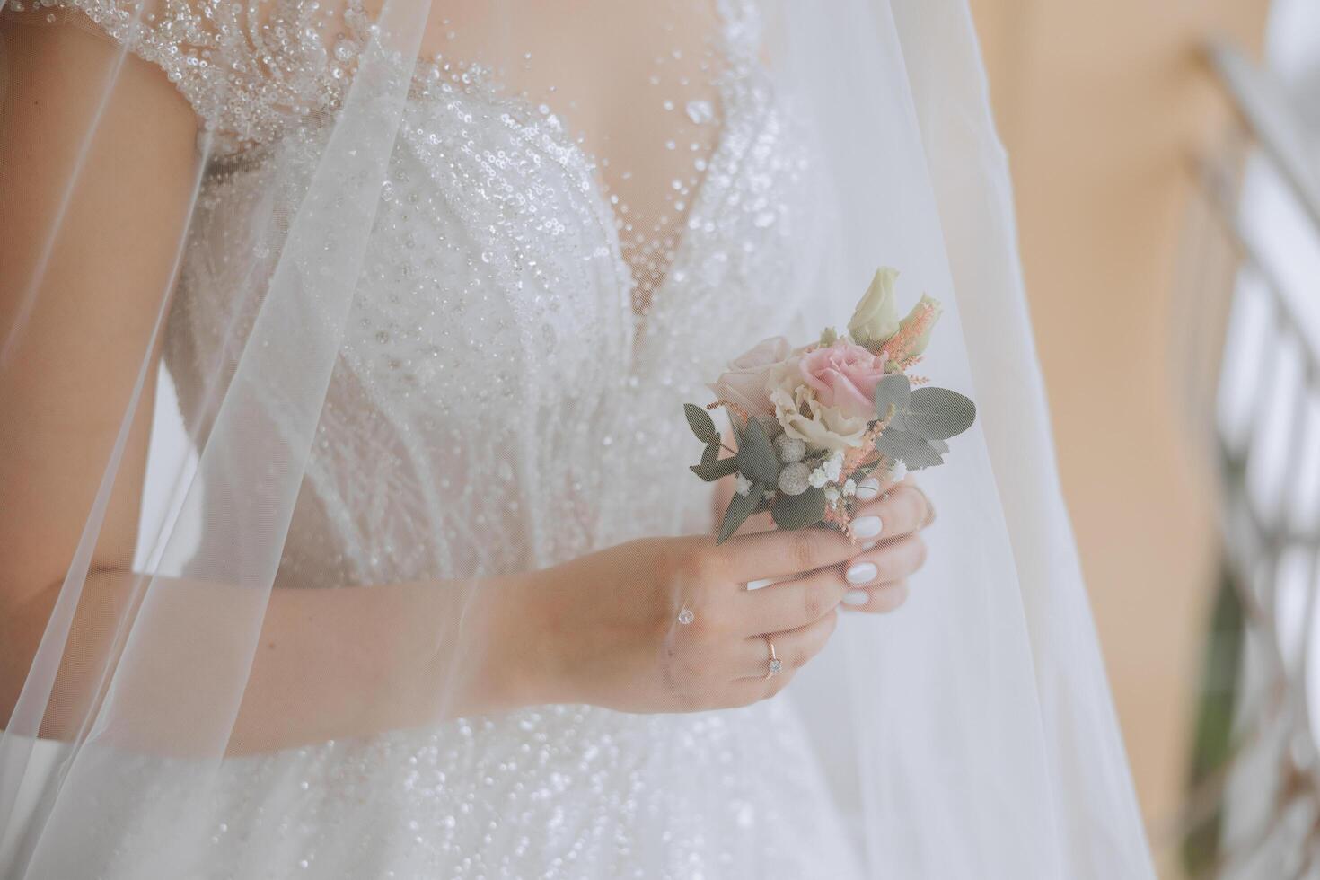 bruiloft corsages van bloemen in de handen van de bruid. bruiloft details. de eerste vergadering van de bruid en bruidegom. de bruid is aan het wachten voor de bruidegom. foto