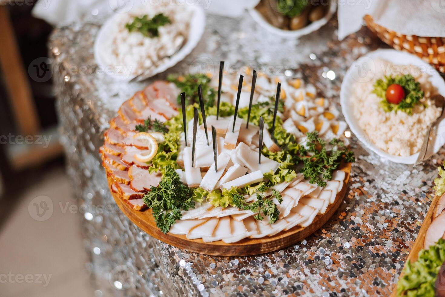 Kozakken tafel. banket hal vlees behandelt voor gasten. eigengemaakt uitsparingen. varkensvlees lende. heerlijk vlees bezuinigingen. vlees bord. heerlijk composities van gerookt munt. huisje kaas. foto