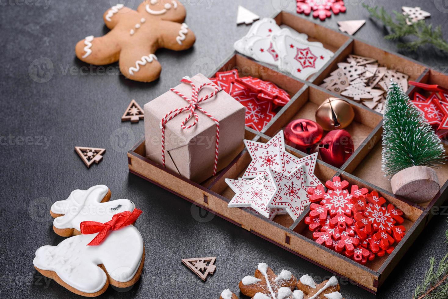 kerstversiering voor kerstbomen en peperkoek foto