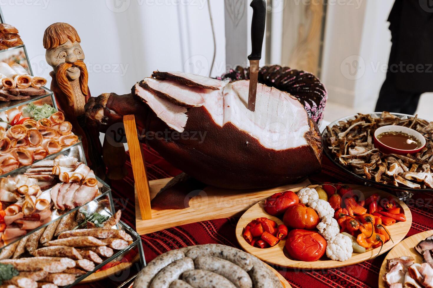 Kozakken tafel. banket hal vlees behandelt voor gasten. huiselijke stijl bezuinigingen. varkensvlees lende. heerlijk vlees bezuinigingen. foto