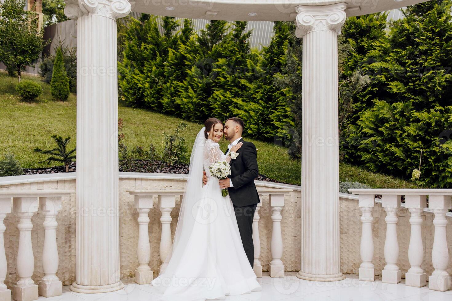 een wandelen van mooi en glimlachen bruiden Aan hun bruiloft dag in een geweldig plaats. tegen de achtergrond van hoog kolommen in de Romeins stijl. foto