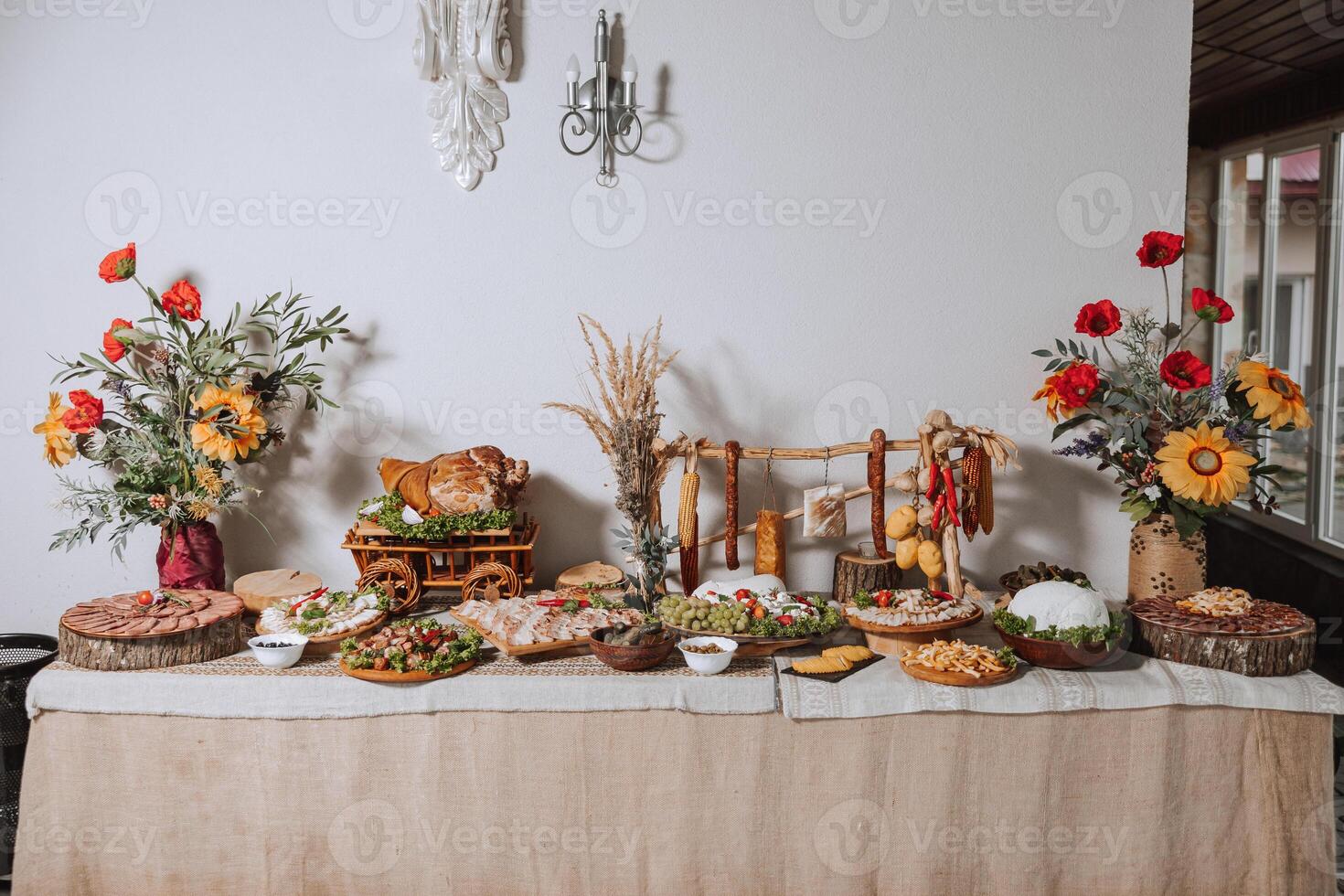 Kozakken tafel. banket hal vlees behandelt voor gasten. eigengemaakt uitsparingen. varkensvlees lende. heerlijk vlees bezuinigingen. vlees bord. heerlijk composities van gerookt munt. huisje kaas. foto