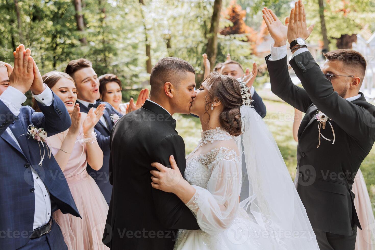 volledige lengte portret van de pasgetrouwden en hun vrienden Bij de bruiloft. de bruid en bruidegom met bruidsmeisjes en vrienden van de bruidegom zijn hebben pret en verheugt Bij de bruiloft. foto