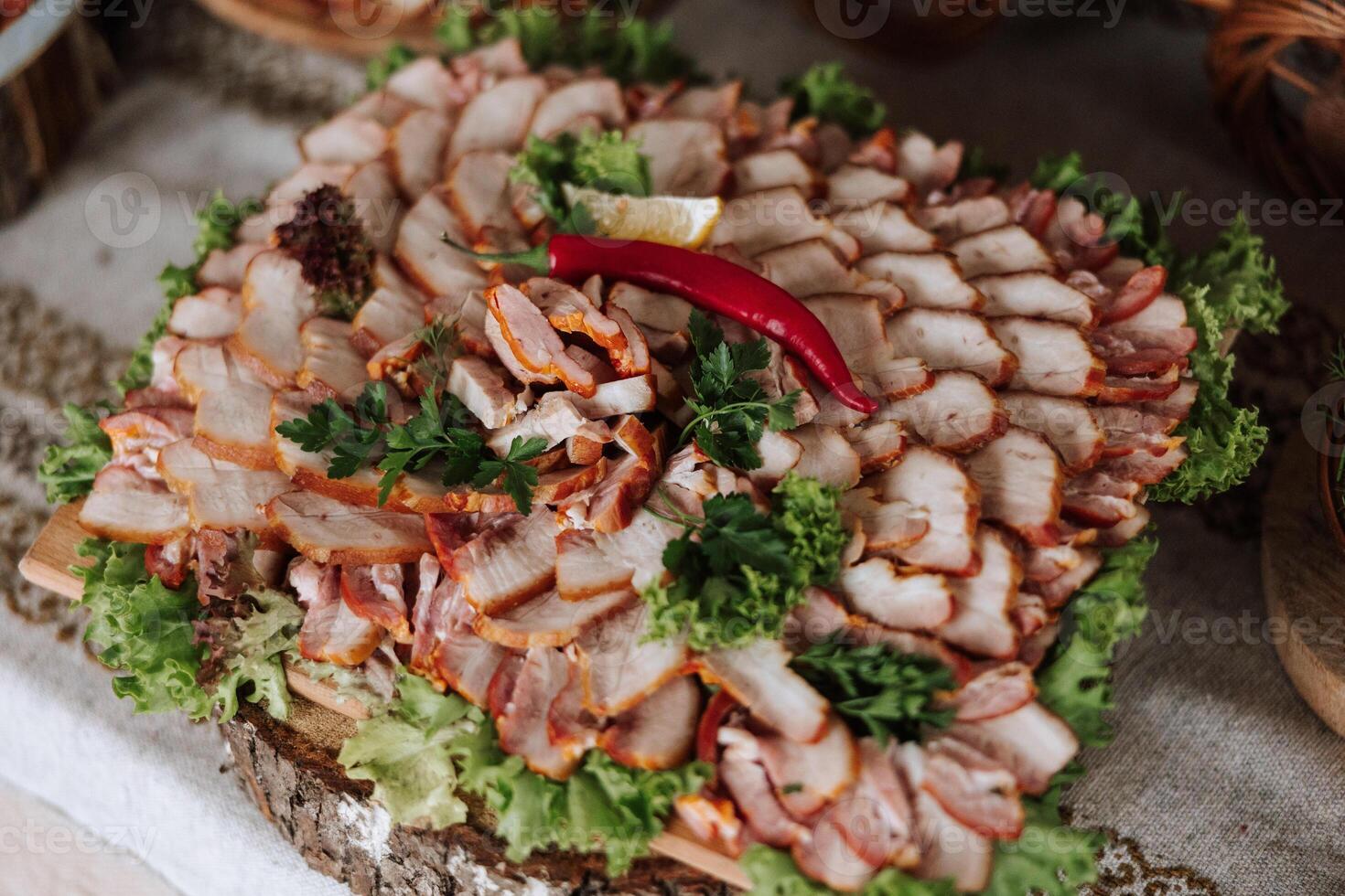 Kozakken tafel. banket hal vlees behandelt voor gasten. eigengemaakt uitsparingen. varkensvlees lende. heerlijk vlees bezuinigingen. vlees bord. heerlijk composities van gerookt munt. huisje kaas. foto