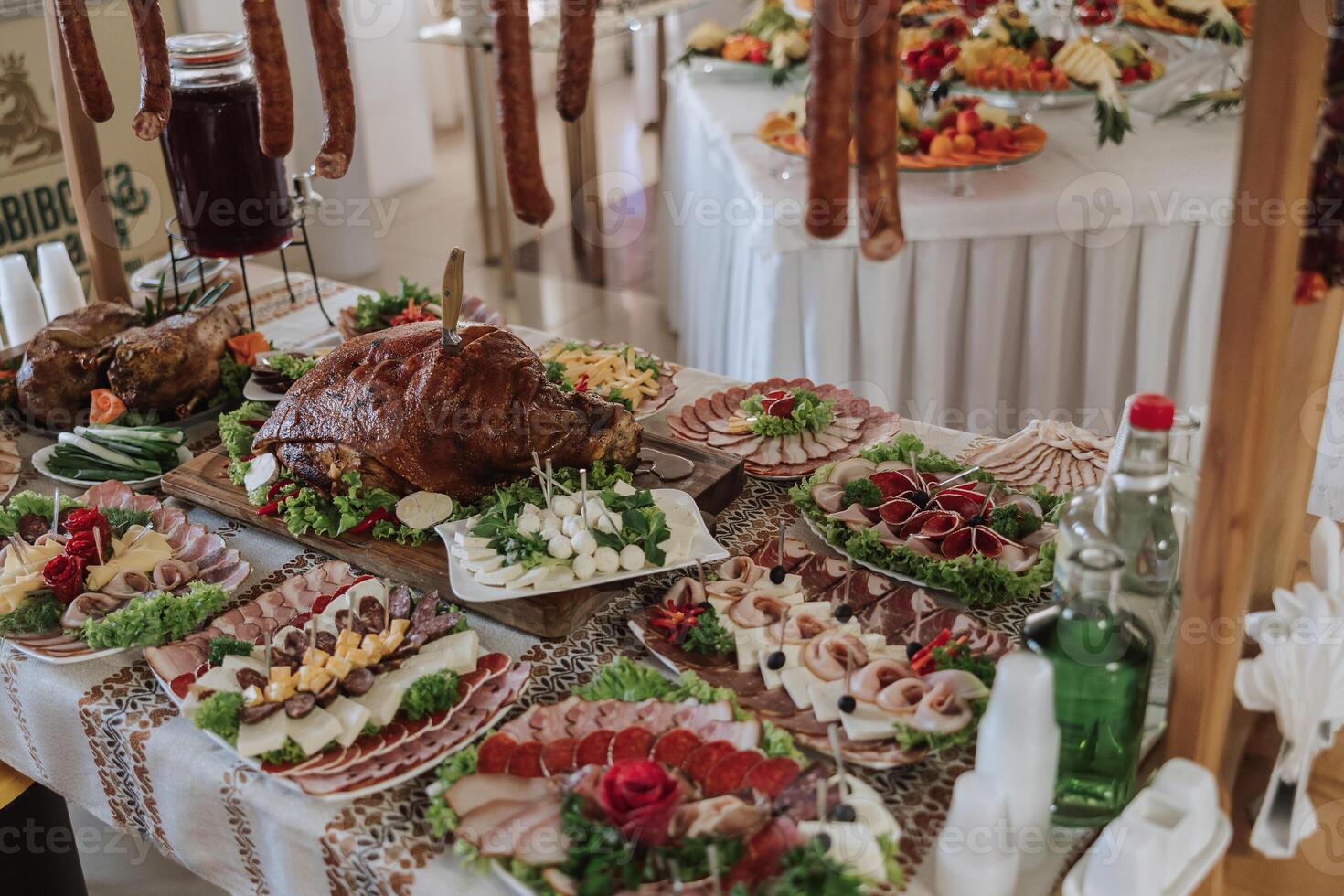 Kozakken tafel. banket hal vlees behandelt voor gasten. eigengemaakt uitsparingen. varkensvlees lende. heerlijk vlees bezuinigingen. vlees bord. heerlijk composities van gerookt munt. huisje kaas. foto