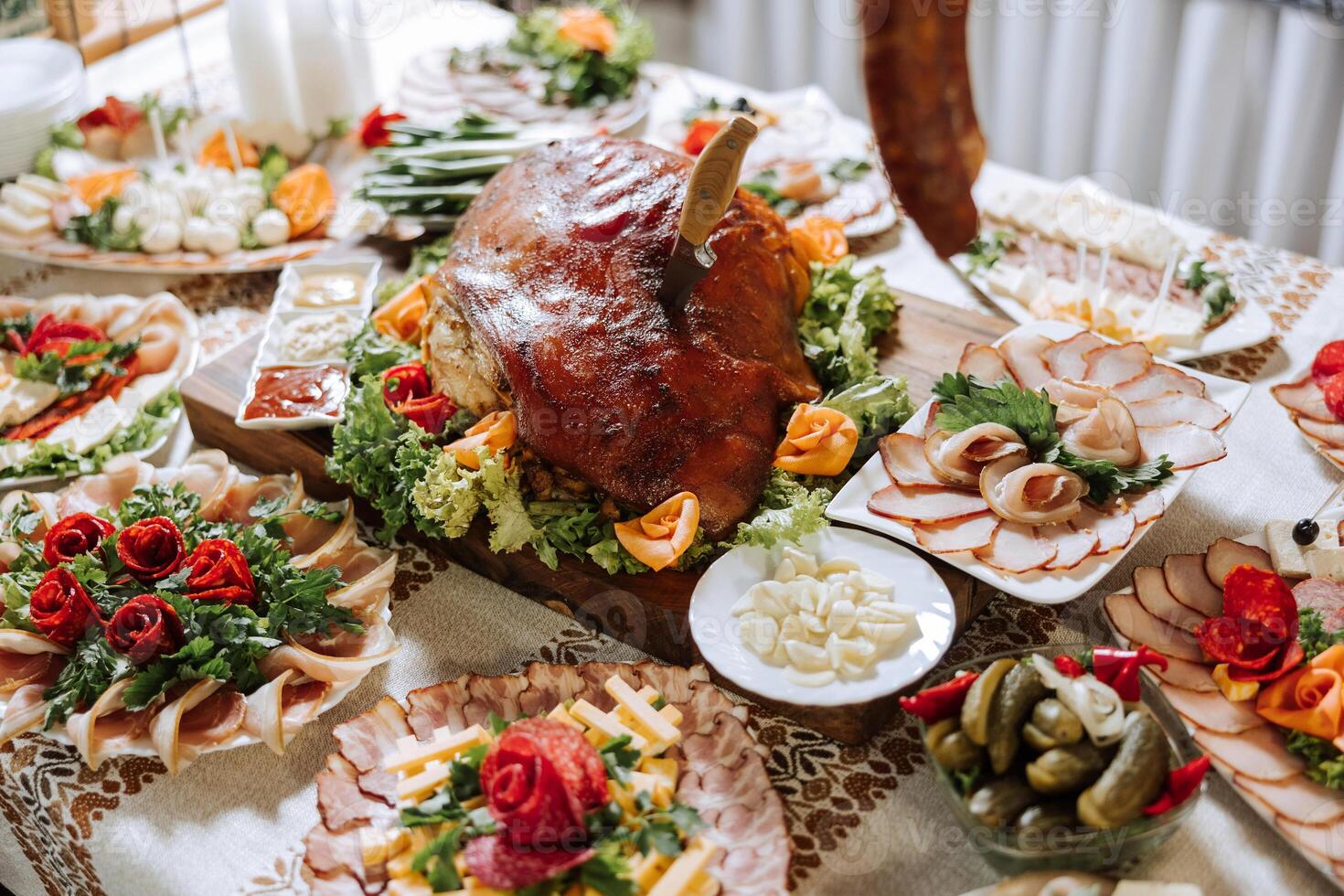 Kozakken tafel. banket hal vlees behandelt voor gasten. eigengemaakt uitsparingen. varkensvlees lende. heerlijk vlees bezuinigingen. vlees bord. heerlijk composities van gerookt munt. huisje kaas. foto