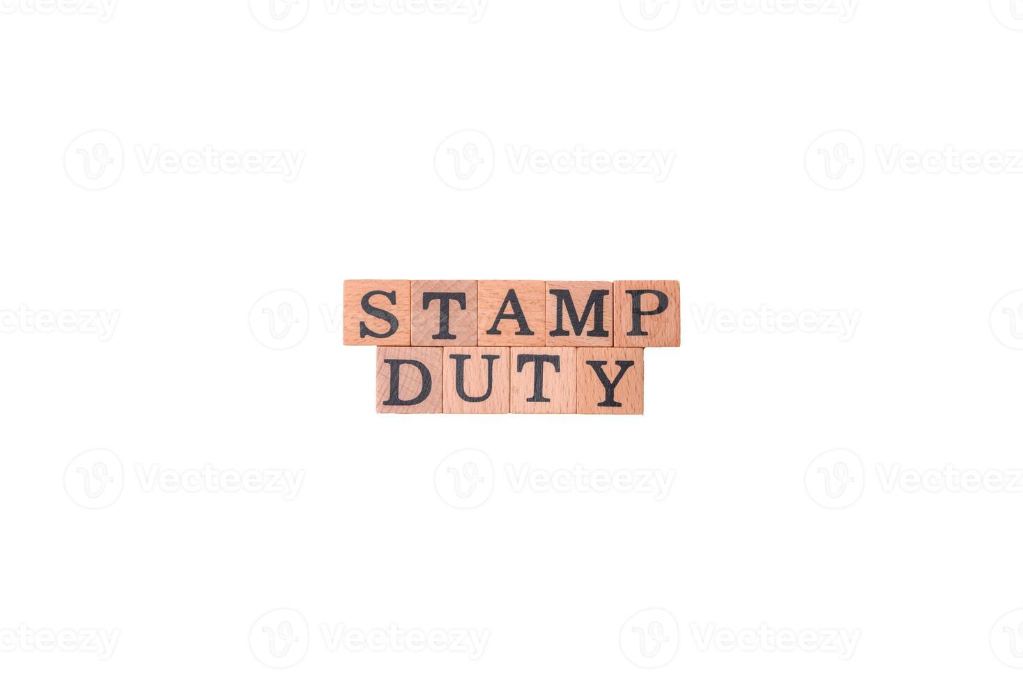 de opschrift postzegel plicht gemaakt van houten kubussen Aan een duidelijk achtergrond foto