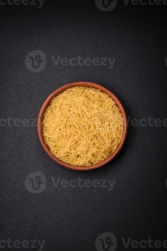 prima vermicelli Plakken is geel in kleur wanneer rauw foto