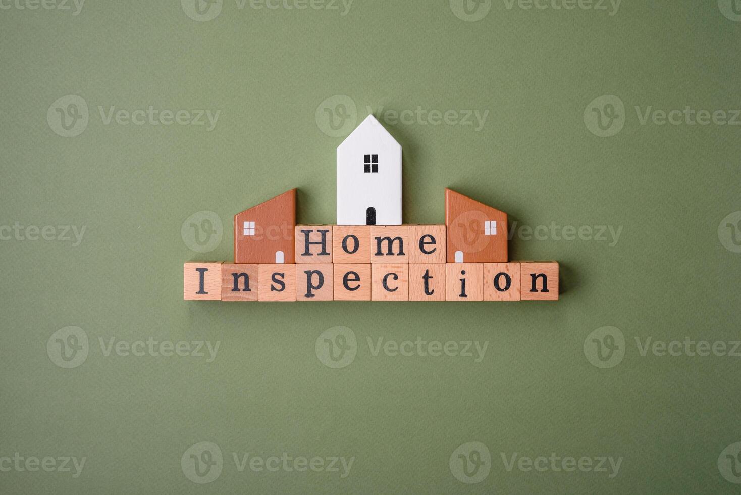 de opschrift huis inspectie gemaakt van houten kubussen Aan een duidelijk achtergrond foto