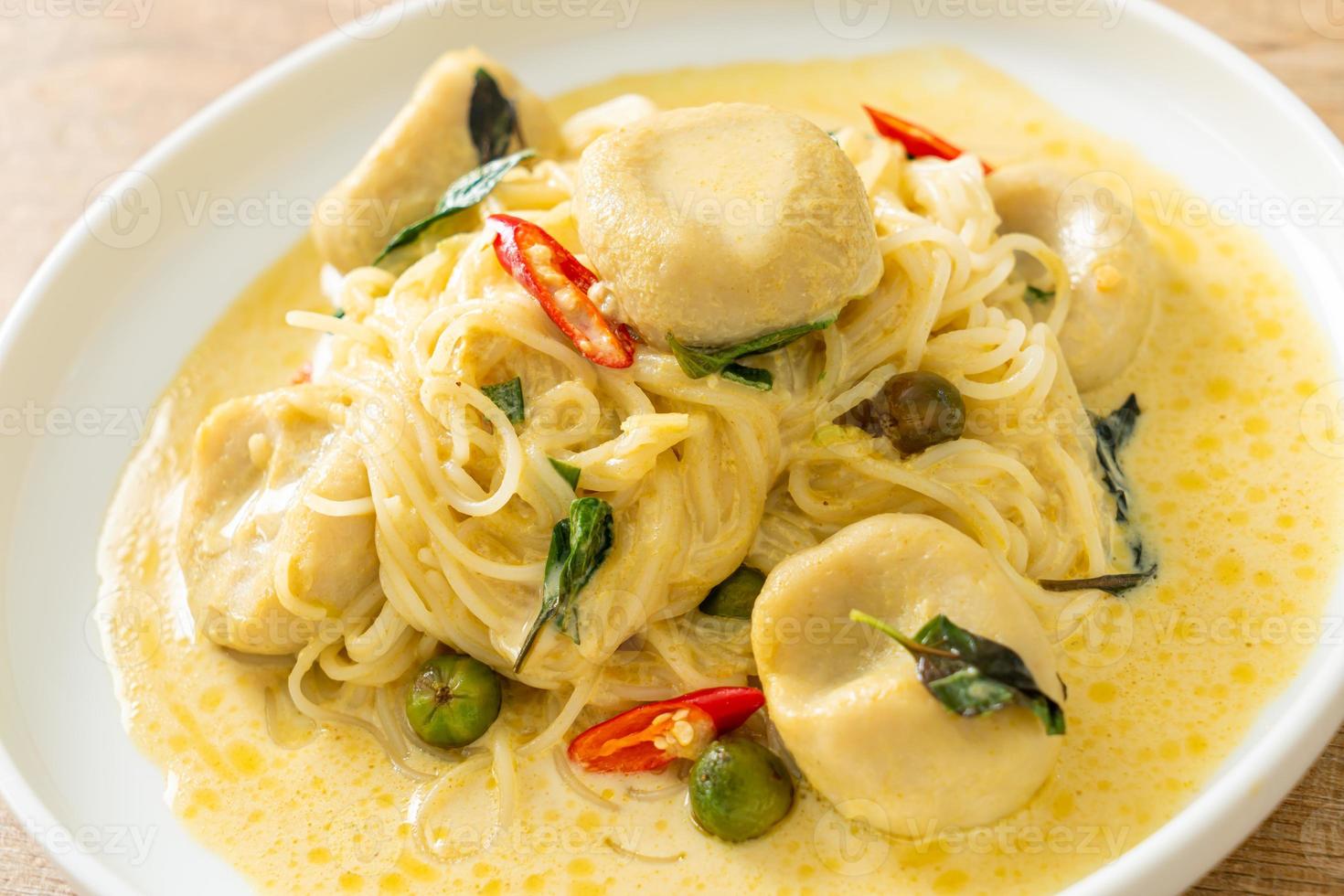 rijstnoedels met groene curry en visbal foto