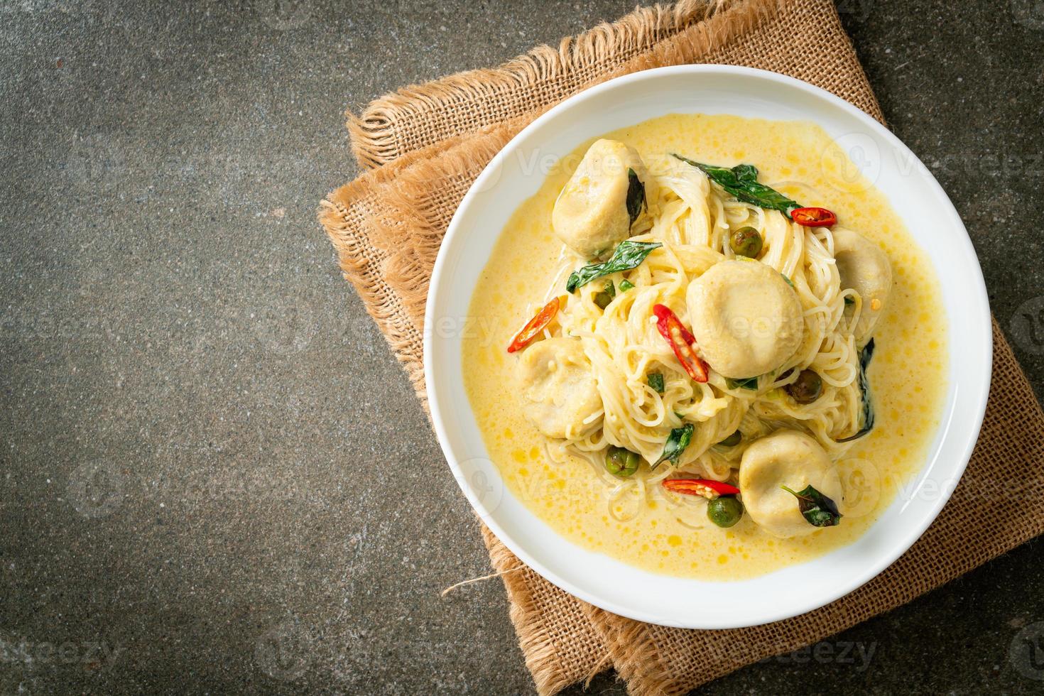 rijstnoedels met groene curry en visbal foto