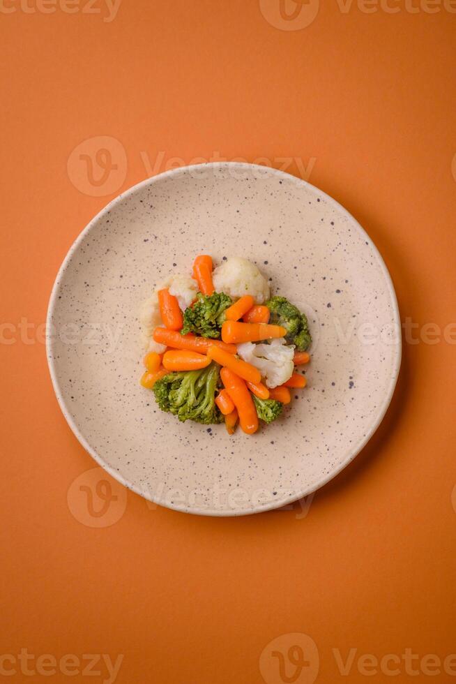 heerlijk vers groenten broccoli, bloemkool, wortels gestoomd met zout en specerijen foto