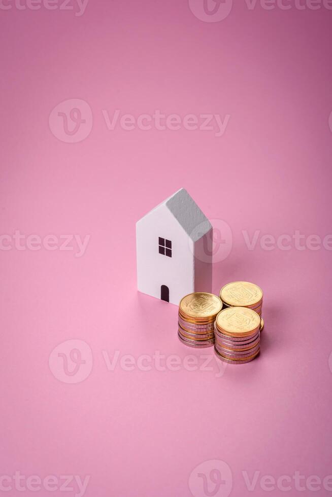 een klein houten huis en sleutels net zo een idee voor investeren in uw eigen huis en bereiken de doel van buying echt landgoed foto