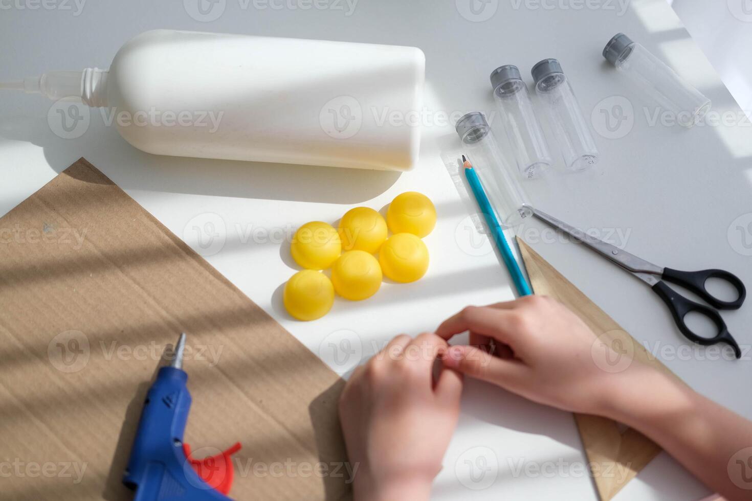 stap voor stap instructies voor maken ambachten van geïmproviseerd materialen. handgemaakt Bij school- ambacht raket voor de dag van ruimtevaart. stap 6 foto