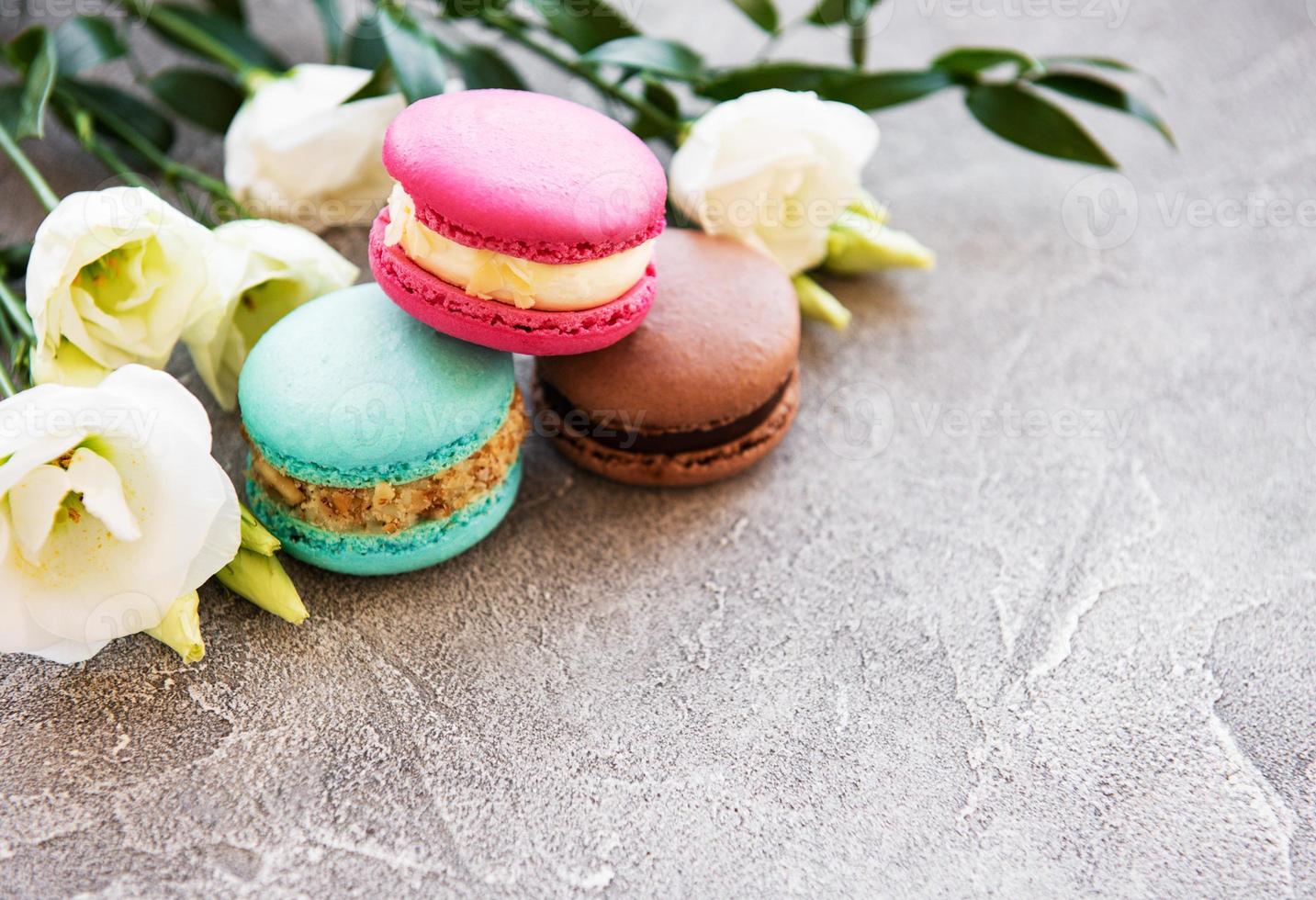 kleurrijke bitterkoekjes en bloemen foto