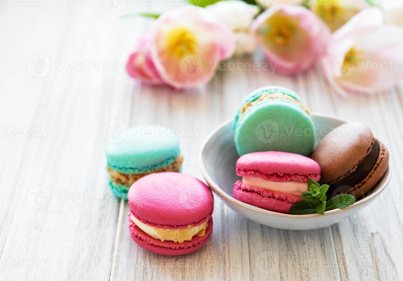 kleurrijke bitterkoekjes en tulpen foto